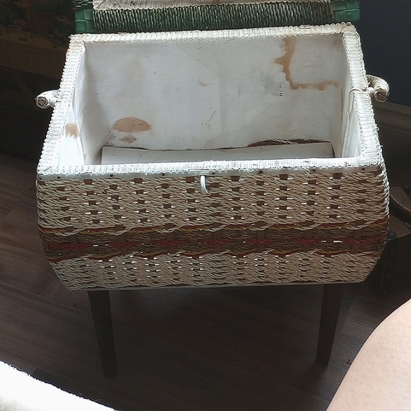 Ol' Vintage Wicker Trunk with Legs & Handle! - Picture 4 of 7